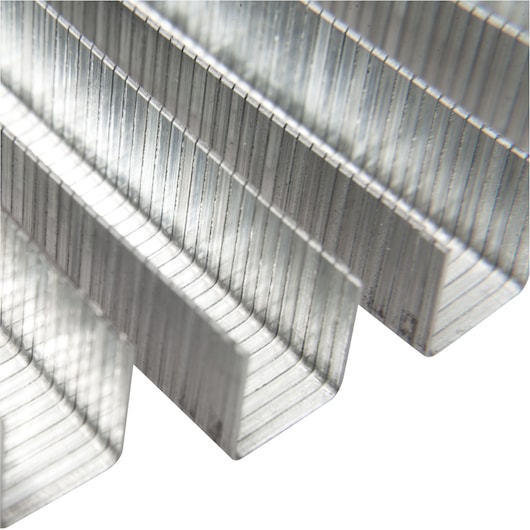 STANLEY TRA708T staples close-up photo, showing silver metal strips in a diagonal arrangement, white background.